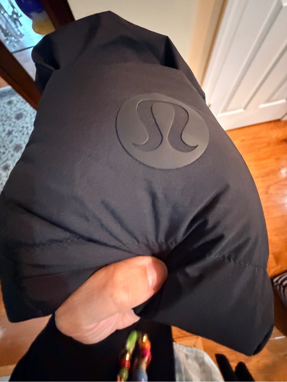 Women’s Lululemon Black Wunder Puff Size 8 - Picture 4 of 4